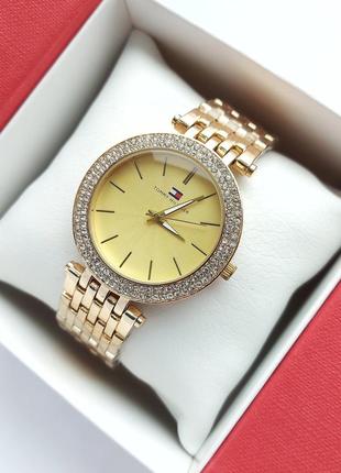 Наручные женские часы в золотом цвете