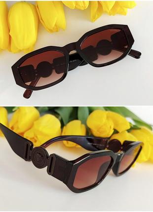 Сонцезахисні окуляри коричневого кольору
