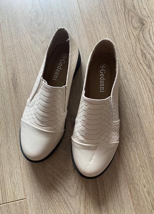 Стильные белые молочные туфли