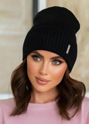 Женская стильная вязаная шапка черного цвета