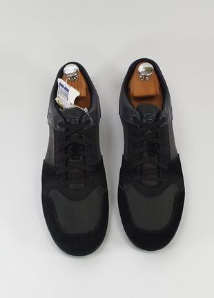 Чорні кросівки