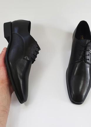 Чорні шкіряні туфлі
