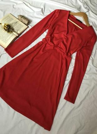 Червона сукня з гарним вирізом