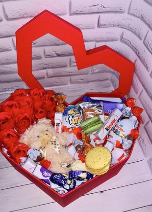 Коробка в форме сердца с розами и киндерами подарок для девушки