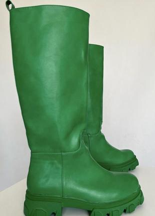 Стильные высокие ботинки в зеленом цвете