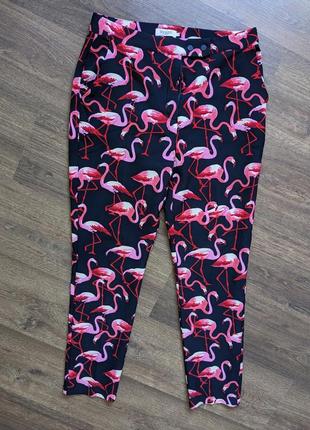 Классные летние брюки в принт фламинго от скандинавского бренд...