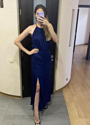 Шикарное синее платье в пол с элегантным разрезом и открытой с...