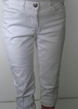 Белые джинсовые бриджи.