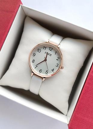 Наручний годинник жіночий шкіряний ремінець в білому кольорі