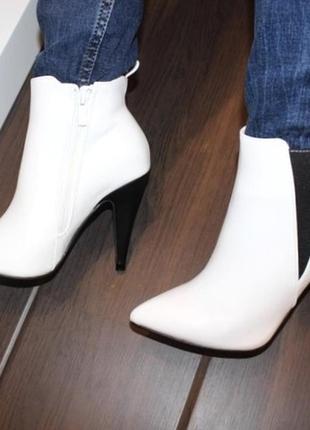 Жіночі черевики білі на каблуці шкіряні модельні ботильйони (р...
