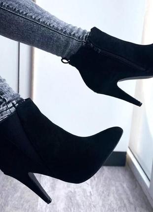 Женские ботинки чёрные на каблуке замшевые модельные ботильоны...