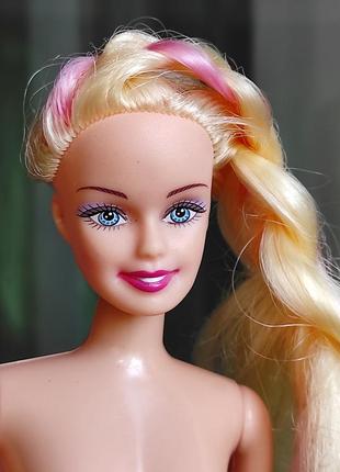 Модная куколка с розовой прядью волос