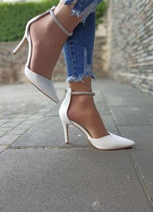 Белые женские туфли на шпильке