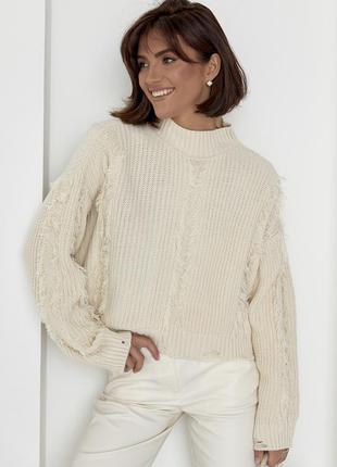 Женский вязаный свитер с рваным эффектом и бахромой