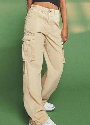 Бежевые карго брюки, с карманами штаны от bershka