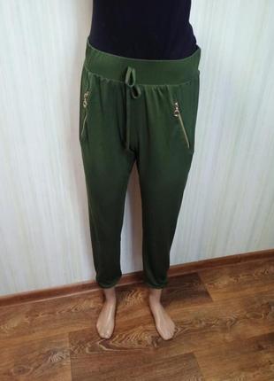 Темно-зеленые женские спортивные штаны. присборенные спортивны...