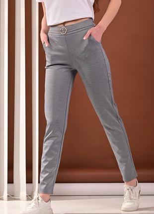 Стрейчевые брюки брюки серого цвета на резинке