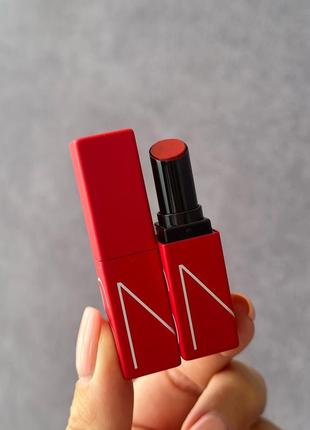 Стійка губна помада з матовим ефектом nars powermatte lipstick.