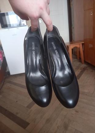 Черные кожаные женские туфли