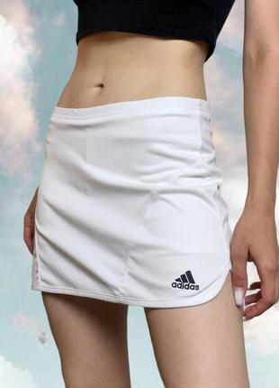 Белая короткая теннисная юбка на низкой посадке с шортиками