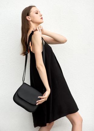 Жіноча сумка через плече у чорному кольорі