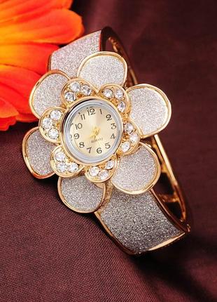 Часы-браслет под золото с крупным цветком и серебристым напыле...