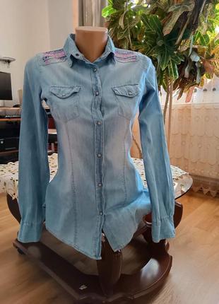 Крутевая джинсовая рубашка alcott. размер s. украшена вышивкой.