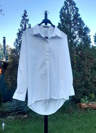 Удлиненная белая рубашка свободного кроя