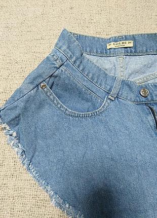 Короткие джинсовые шорты