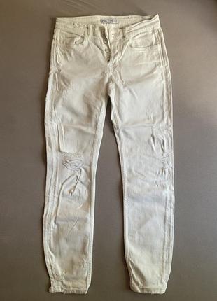 Белые джинсы с потертостями женские zara