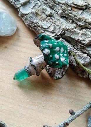 Зеленый мухомор с кристаллом