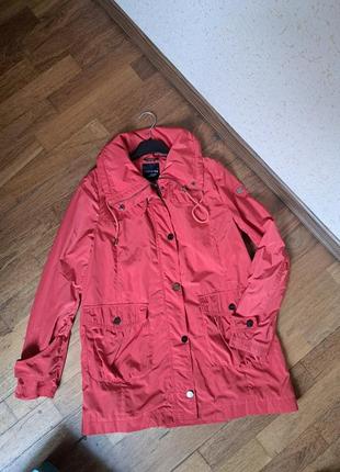 Красная куртка ветровка