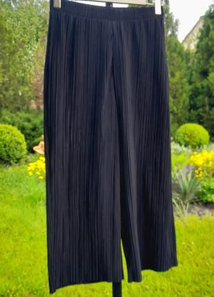 Черные плиссировки укороченные брюки