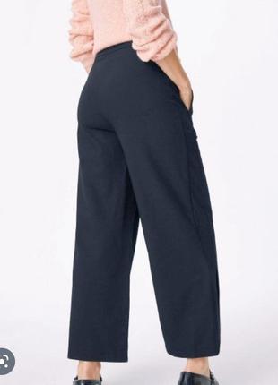 Женские широкие укороченные брюки цвета джинс