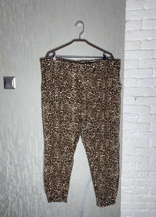 Трикотажные брюки с карманами у леопардовый принт большого раз...