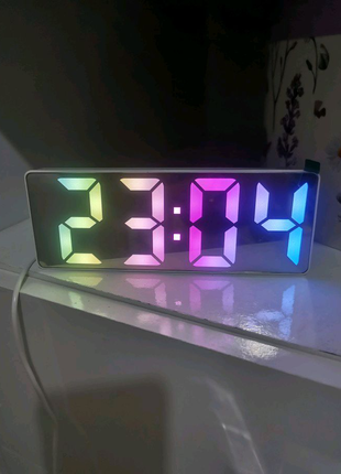 LED годинник настільний з кольровими цифрами