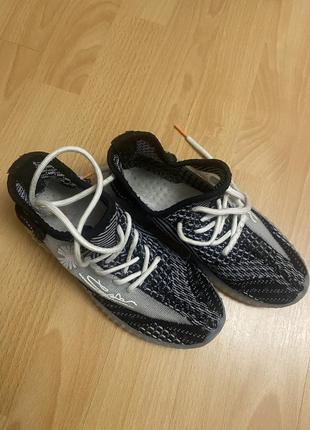 Кросівки yeezy