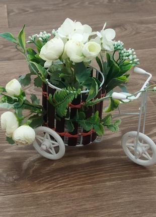 Композиція з штучних квітів в кашпо велосипед