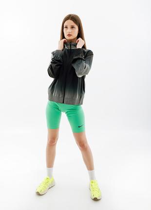 Женская Куртка Nike W NK SWSH RUN PRNT JKT Черный S (7dDX1039-...