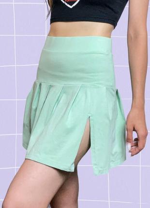 Салатовая короткая теннисная юбка в складку