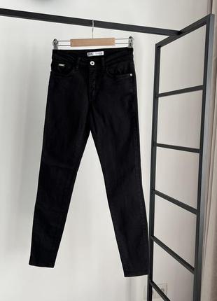 Черные узкие стрейчевые джинсы zara