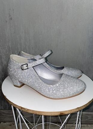 Серебристые блестящие винтажные туфли на небольшом каблуке gem...