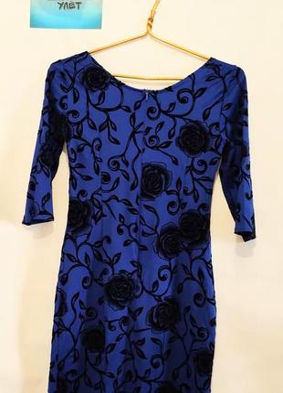 Шикарное синее платье с черными цветами