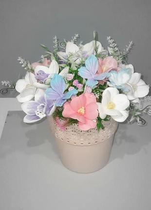 Композиція квітів з мильної снови -тюльпани, орхідеї та метелики
