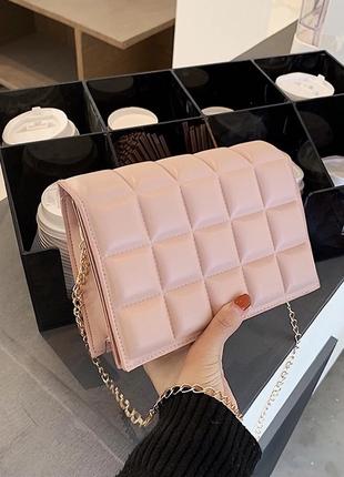 Женская маленькая классическая сумка клатч на цепочке розовая