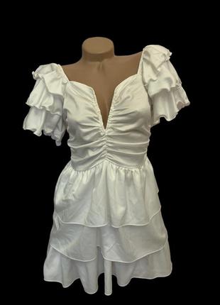 Платье белое мини с косточками декольте, рюши, воланы