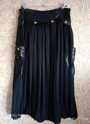 Черная юбка баллон с карманами по бедрам