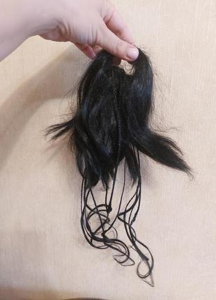 Резинка из искусственных волос с жесттиками-косицами