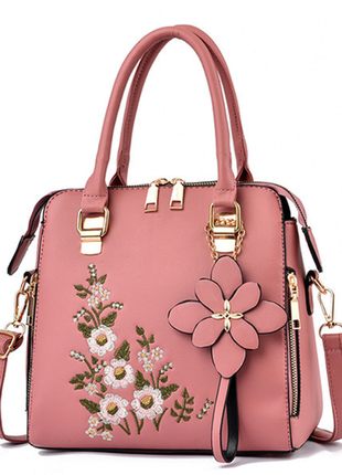 Женская сумка с вышивкой и брелоком розовый