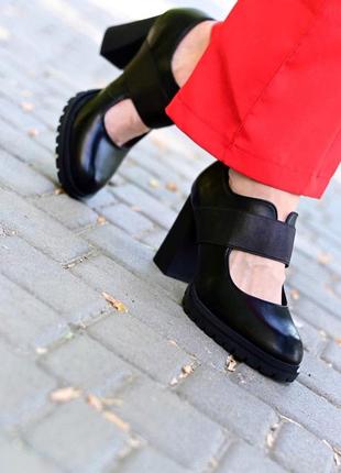 Черные туфли на устойчивом каблуке резинка.